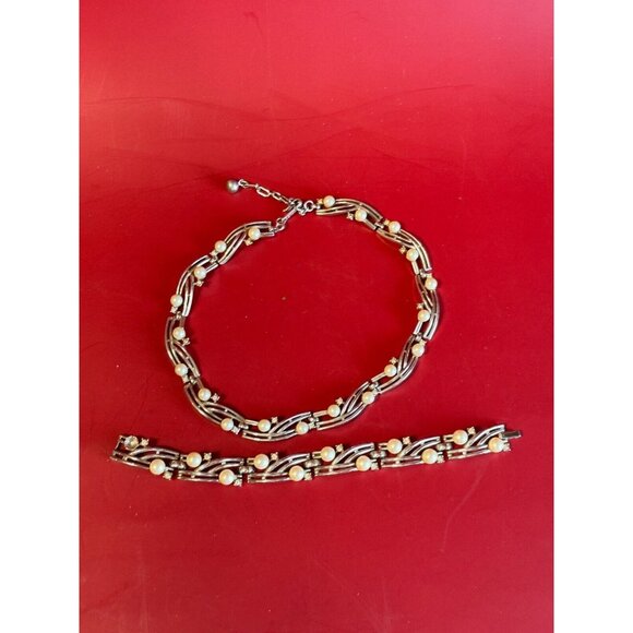 Vintage Crown Trifari Pearl and Silver Necklace and Bracelet Jewelry Set - Picture 4 of 7